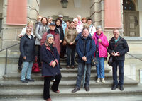 Die Teilnehmerinnen und Teilnehmer der Studienfahrt vor Schloss Pommersfelden